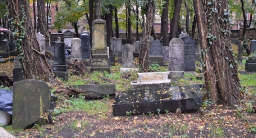 Sprzątanie cmentarza przy ul. Cmentarnej